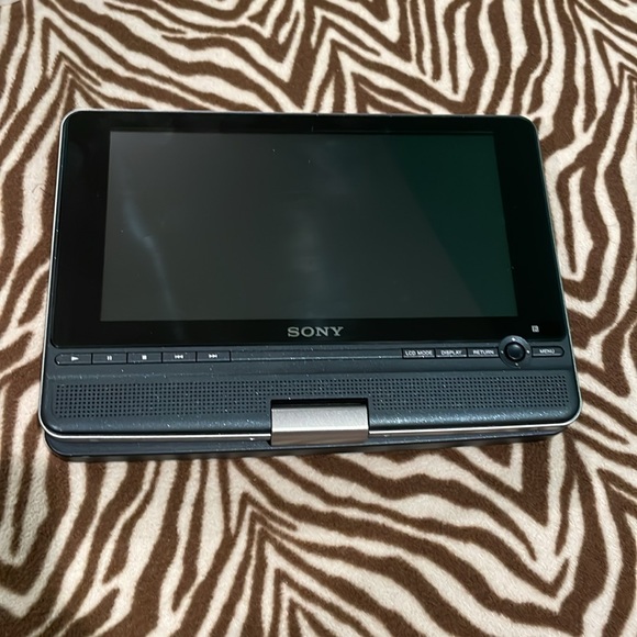 SONY Portable DVD player with 8” Widescreen LCD - Picture 7 of 7